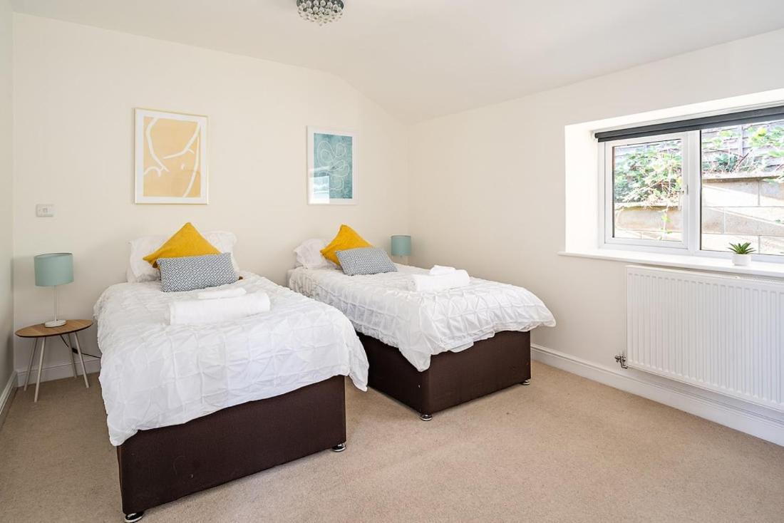 Spacious 2 Bedroom House With Stunning Views Bath Exterior photo