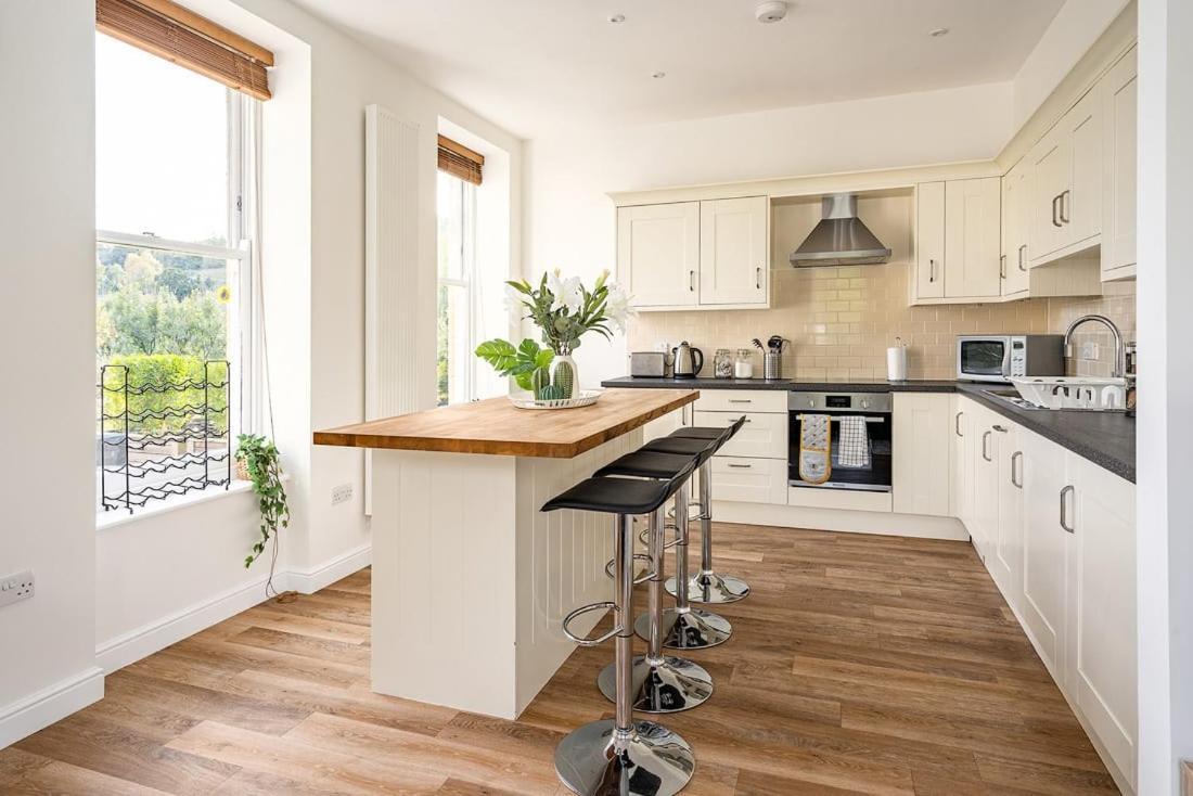 Spacious 2 Bedroom House With Stunning Views Bath Exterior photo