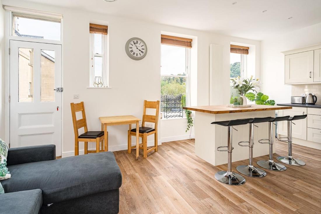 Spacious 2 Bedroom House With Stunning Views Bath Exterior photo