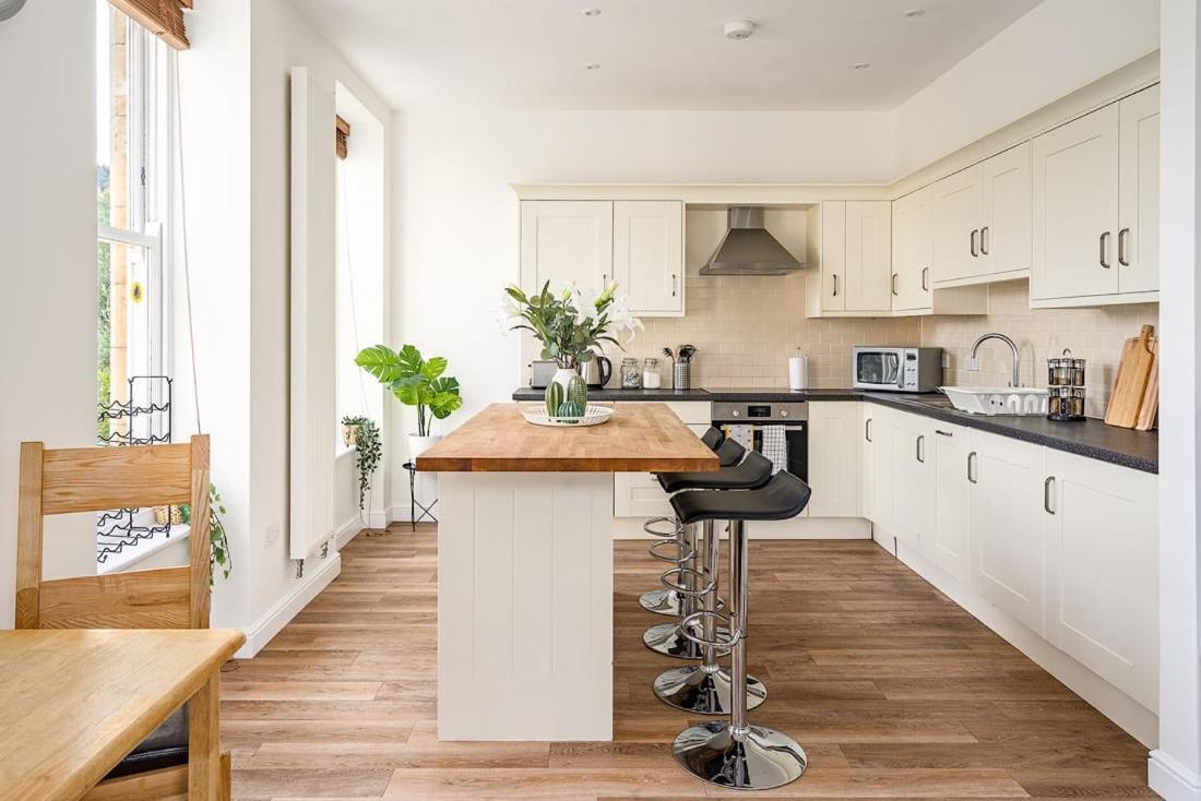 Spacious 2 Bedroom House With Stunning Views Bath Exterior photo